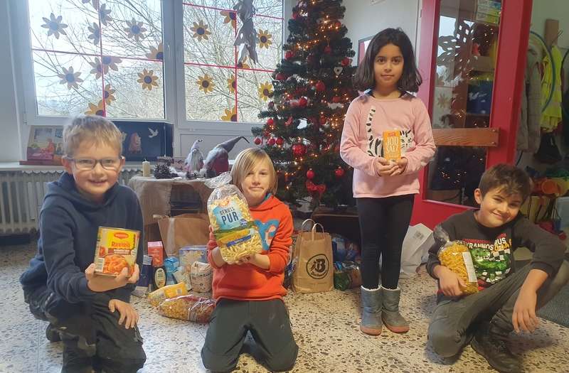 Mehr über den Artikel erfahren Sonnenschüler spenden für die Attendorner Tafel